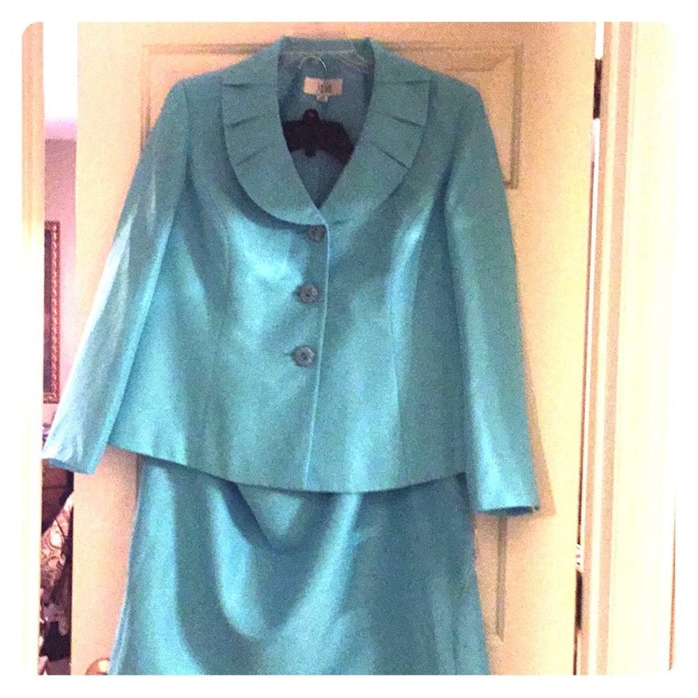 2 pc skirt/ jacket  Le Suit set
